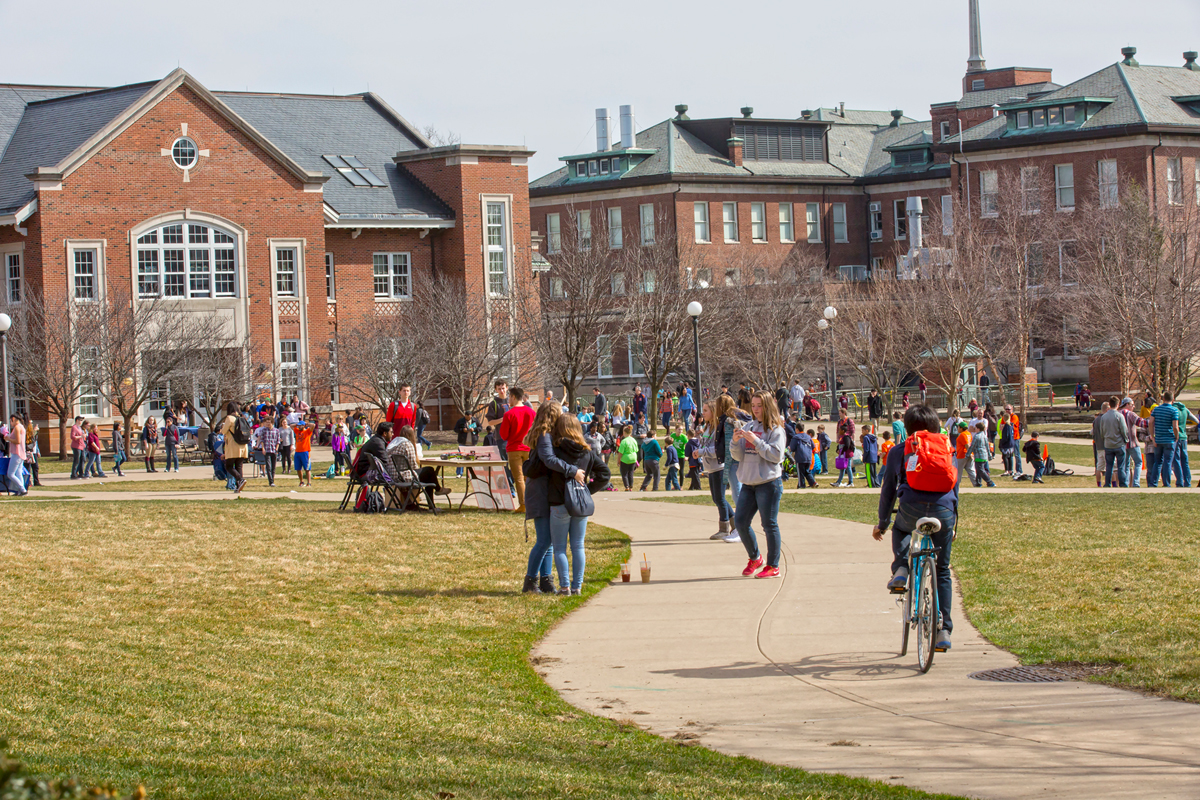 Bardeen Quad filled with visitors at the Engineering Open House on March 11, 2016.